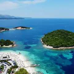 Rajskie plaże i zielone wysepki w Albanii. Idealne miejsce na wakacyjne wycieczki, z krystalicznie czystą wodą i mnóstwem łódek.