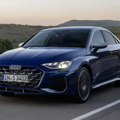 Niebieskie Audi A3 S Line na krętej drodze. Sprawdź aktualną audi a3 cena i wybierz swój wymarzony model.