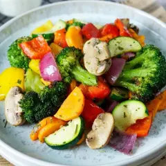 Buntes Ofengemüse mit Brokkoli, Paprika, Zucchini und Pilzen. Was esse ich heute? Eine gesunde und leckere Mahlzeit!