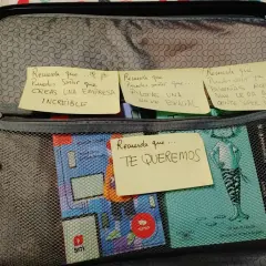 Maletas abiertas con notas que animan a soñar: crear empresas, pilotar naves espaciales, diseñar ropa con superpoderes.