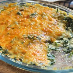 Espinacas a la crema con nata, gratinadas con queso dorado y burbujeante. Un plato reconfortante y delicioso.