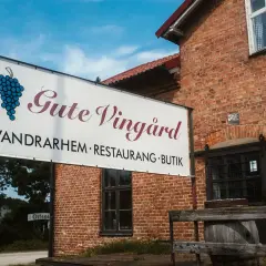 Gute Vingård: en mysig vingård med restaurang och butik. En skylt visar vägen till detta charmiga ställe.