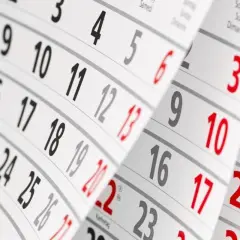 Pagine di un calendario che mostrano i numeri dei giorni, utili per il calcolo giorni mancanti.