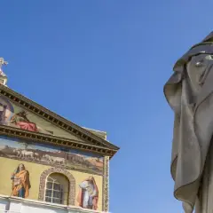 Statua imponente e facciata decorata con mosaici a San Paolo fuori le Mura. Curiosità: ogni mosaico racconta una storia biblica.