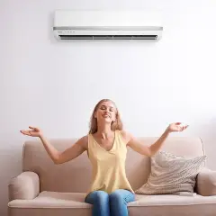 Kobieta cieszy się świeżym powietrzem dzięki jonizacji w klimatyzacji. Czyste i zdrowe otoczenie.
