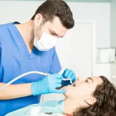 Zarobki dentystów w Polsce: Ile zarabia dentysta? Sprawdź!