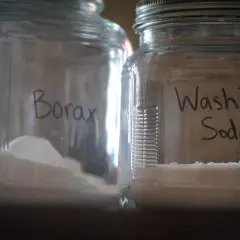 Dwa słoiki z napisem "Borax" i "Washing Soda". Boraks może być stosowany na stawy, ale ostrożnie.