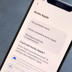 Ekran telefonu z opcjami konta Apple: "Nie pamiętam hasła", "Utwórz bezpłatne konto Apple", "Skonfiguruj później w Ustawieniach". Dowiedz się, jak wejść w ustawienia telefonu.
