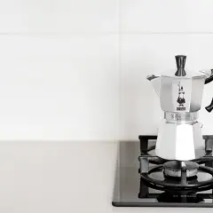 Kawiarka Bialetti na kuchence gazowej. Czy lepsza od Aeropressu? Dylemat miłośnika kawy.