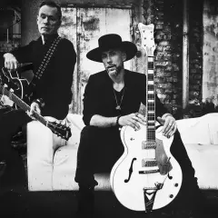 Ja i ten mężczyzna, dwaj gitarzyści, gotowi do rock'n'rolla.