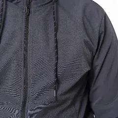 Szara kurtka softshell z kapturem i ściągaczami. Czy softshell przemaka? Ten model wygląda na odporny na deszcz.