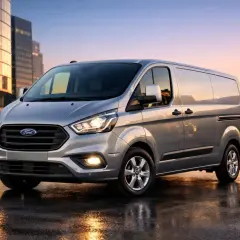 Ford Transit Custom 2.0 TDCI 130cv, un utilitaire fiable et performant, prêt à affronter la ville au crépuscule.