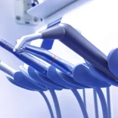 Narzędzia stomatologiczne, które pomogą ustalić, ile kosztuje leczenie kanałowe.