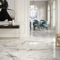 Eleganckie wnętrze z marmurową podłogą, która zachwyca wzorem i wysoką klasą ścieralności płytek. Idealna do salonu i jadalni.
