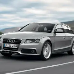 Srebrne Audi A4 B8 Avant w ruchu. Poznaj typowe usterki tego modelu, by uniknąć niespodzianek.