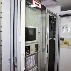 Brandmeldeanlage (BMZ) mit Übersichtsplänen und Technik. Die Bedeutung einer ELA-Anlage liegt in der schnellen Alarmierung im Brandfall.
