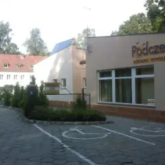 Ośrodek wypoczynkowy "Podczele II" z parkingiem dla niepełnosprawnych.
