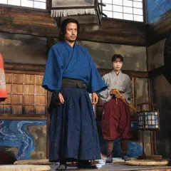 Quatre samouraïs se tiennent dans une pièce. L'un d'eux, le dernier samouraï debout, saison 2, porte un kimono bleu.