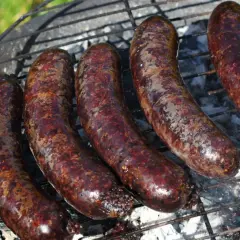 Kaszanki na grillu, z czego jest kaszanka? To tradycyjna polska kiełbasa z krwi, kaszy i przypraw, pieczona na ruszcie.