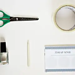 Potrzebne do zrobienia zdrapki DIY: nożyczki, srebrny lakier, taśma, biała kredka i kartka z napisem "ZDRAP MNIE".