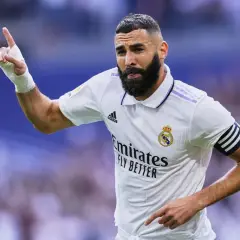 Karim Benzema, jeden z najlepszych piłkarzy z numerem 10, świętuje bramkę.