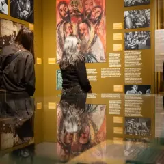 Wystawa prezentuje obrazy i teksty, w tym zagadki słowne, związane z tradycją religijną.