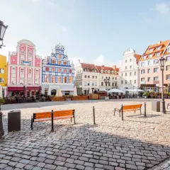 Kolorowe kamienice na Rynku Siennym w Szczecinie, urokliwe **szczecin atrakcje** zapraszają do spacerów.