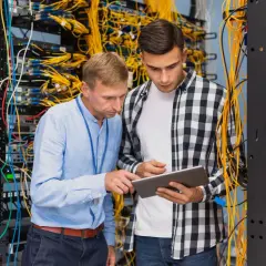 Co oznacza COM w elektryce? Kluczowe informacje i zastosowania