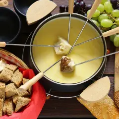 Un délicieux vin à fondue, avec du pain, du fromage et des raisins.
