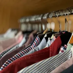 W szafie wiszą kolorowe koszule. Nie noś rzeczy po zmarłej osobie, bo to przynosi pecha.