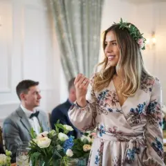 Sukienka w kwiaty na wesele: czy wypada? Poradnik krok po kroku