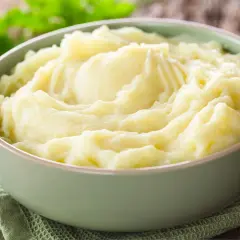 Puszyste, kremowe puree ziemniaczane w misce. Idealne, gdy zastanawiasz się, jak zrobić puree.