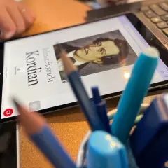 Na tablecie widnieje portret Juliusza Słowackiego i tytuł "Kordian". To idealny kontekst do analizy dzieła.