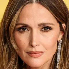 Närbild på Rose Byrne med sina bruna ögon och blonda hår. Hon är känd för sina roller i många filmer med Rose Byrne.