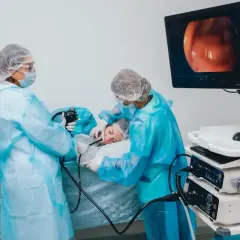 Lekarze wykonują gastroskopię przez nos. Na monitorze widać obraz z wnętrza przewodu pokarmowego.