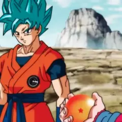 Goku, dragon ball hero, z niebieskimi włosami i w pomarańczowym gi, otrzymuje Smoczą Kulę.