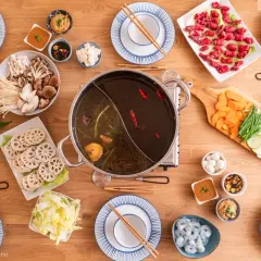 Chinesische Rezepte wie im Restaurant: Ein Hot Pot mit Fleisch, Garnelen, Pilzen, Gemüse und verschiedenen Dips lädt zum Genießen ein.