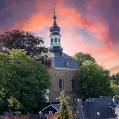 Kirchturm in Solingen Altstadt vor dramatischem Abendhimmel.