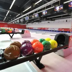 Bunte Bowlingkugeln warten auf ihren Einsatz in Wermelskirchen. Die Bahnen sind bereit für spannende Spiele.