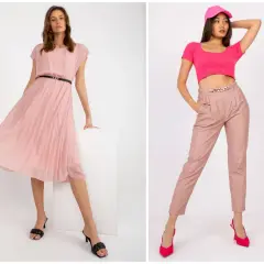 Dwie stylizacje pokazują, jak kolor pudrowy róż z czym łączyć. Jedna to zwiewna sukienka, druga to eleganckie spodnie.