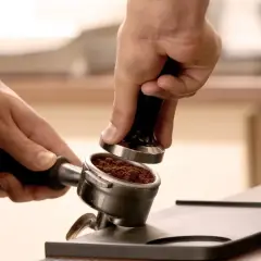 Barista ubija kawę. Grubość mielenia kawy a smak – klucz do idealnego espresso.