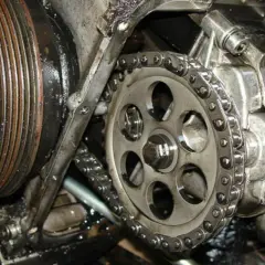 Detalle de tipos de bomba de aceite con cadena y polea de motor.