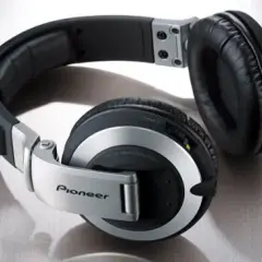 Słuchawki DJ-skie: Jak wybrać idealne? Poradnik i polecane modele