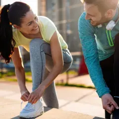 Para, gotowi na cardio na czczo. Słońce wschodzi, a oni szykują się do treningu.