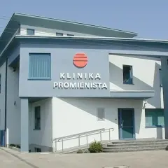 Nowoczesny budynek kliniki z napisem "KLINIKA PROMIENISTA" i logo.