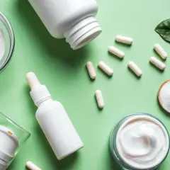 Kollagenpulver, Kapseln und Cremes auf grünem Hintergrund. Mögliche kollagen nebenwirkung? Hier sind Produkte für Haut und Gelenke.
