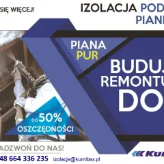 Izolacja poddasza pianką PUR. Pracownik w kombinezonie natryskuje piankę na drewnianą konstrukcję dachu. Oszczędność do 50%.