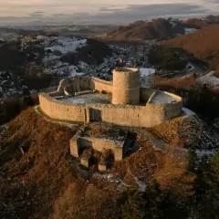 Ruiny zamku na wzgórzu, z widokiem na zimową dolinę i miasteczko. Rytro atrakcje to idealne miejsce na spacer i podziwianie historii.
