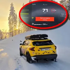 Gul Dacia Sandero med takbox i snölandskap. Varningslampan "Pericol avarie motor" lyser, ett tydligt Dacia Sandero problem.