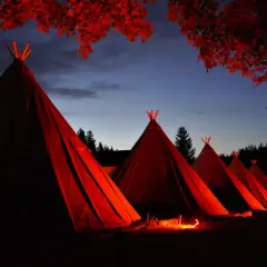 Nocny kemping w Karpaczu. Namioty tipi oświetlone od środka, tworzące magiczną atmosferę.